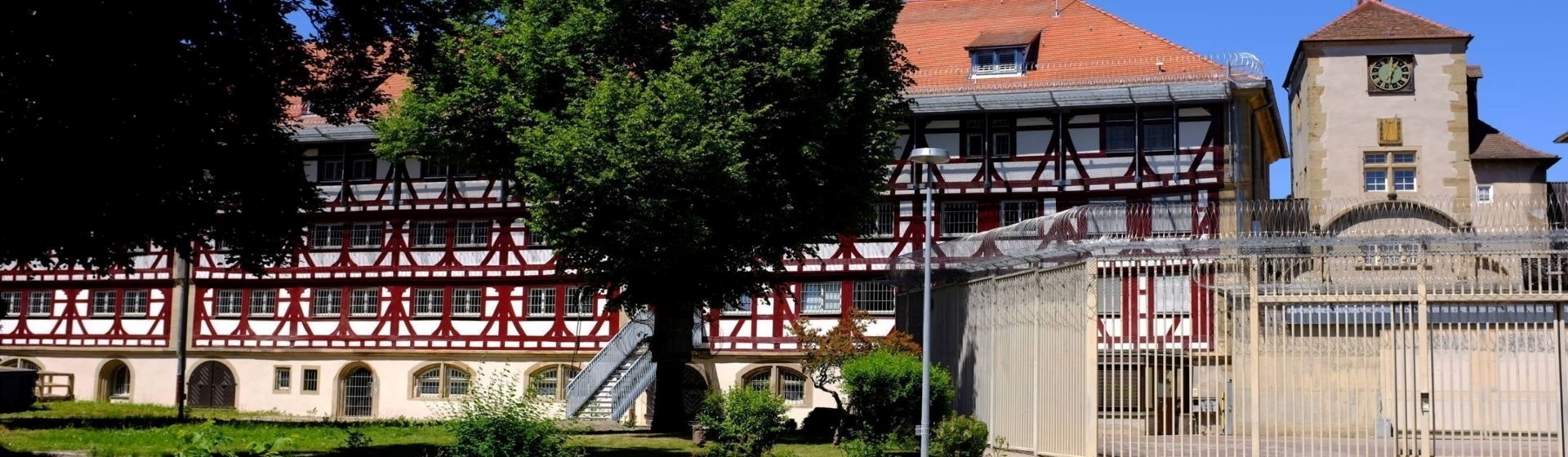 Justizvollzugskrankenhaus Hohenasperg Innenhof mit Schleuse und Blick auf das Fachwerkhaus.