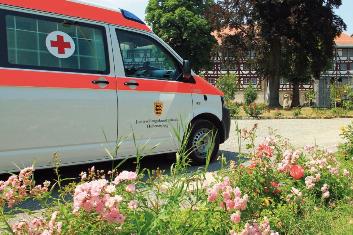 Krankenwagen im Innenhof des Justizvollzugskrankenhaus Hohenasperg